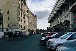 Краснопрудный переулок. Жилой дом по адресу Краснопрудная 12 (слева), Главный центр магистральных перевозок почты России у Казанского вокзала (дальше слева) и б. универмаг "Московский" (справа)