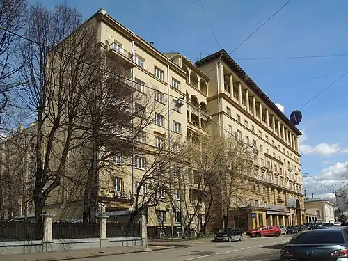 Вид на дом с книжным магазином, 2010-е