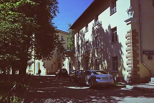 Боковой корпус. Картуш «1947» на углу и ворота с завитками между корпусами.