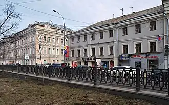 Здание слева