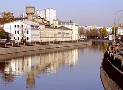 Озерковская набережная — слева. Фото 2005 год. Водонапорная башня и фабричные корпуса снесены в 2006—2007 годах
