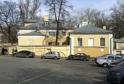 Дом № 8 на углу с Остоженкой