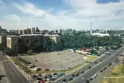 Улица Дурова (слева) и Олимпийский проспект (справа). Проезд, идущий от улицы Дурова вдоль дальней левой стороны автостоянки - бывший Самарский переулок