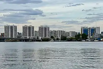 Вид на противоположный берег со стороны Нагатинской набережной (2023)