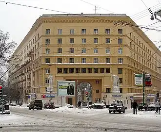 Жилой дом Военно-инженерной академии им. В. В. Куйбышева (№ 16/2); слева — Яузский бульвар