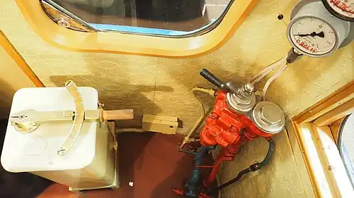 Приборы управления: контроллер (слева), тормозной кран (справа), манометры-указатели давления в тормозной магистрали