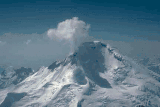 Вулкан Илиамна. Выброс фумаролой газа