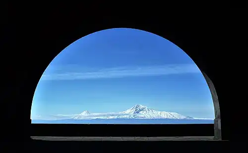 Вид на Арарат из арки (третий план)