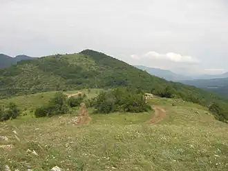 Седловина горы Нексис в июле.