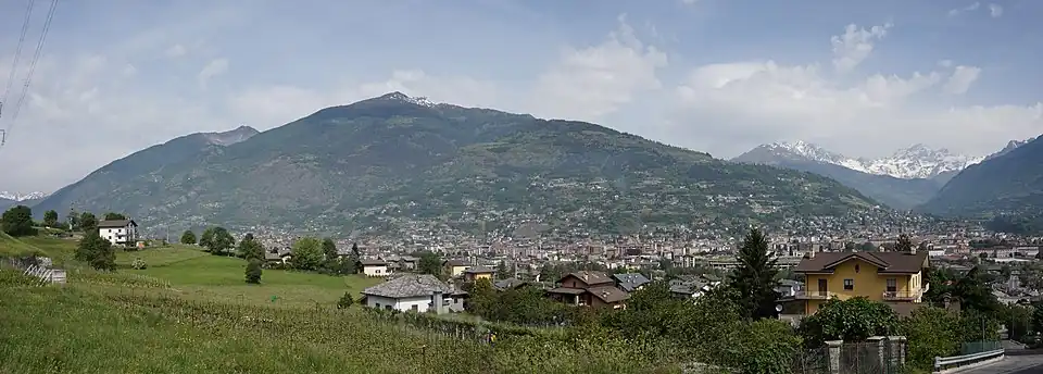 Вид План-Фелина (фр. Plan-Félinaz) и Аосты. В глубине, слева и справа Becca France, Pointe de Chaligne и Гран-Комбен