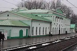 Вид (в сторону Бородино) на боковую низкую платформу и станционное здание2011 г.