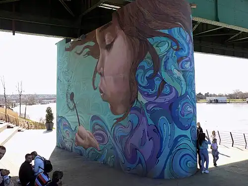 Мурал «Загадай желание» на опоре моста