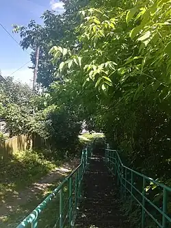 Спуск к храму с улицы Губкина