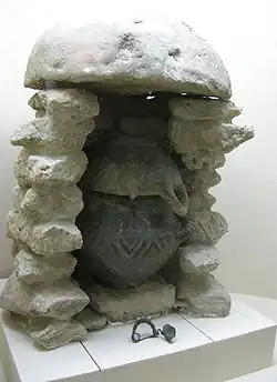 Характерная двуконическая урна