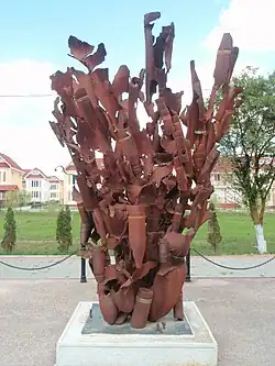 Мемориальное сооружение «Взрыв» у въезда в «Долину смерти» на Малой земле. Архитектор Г. Наджарян, 1974