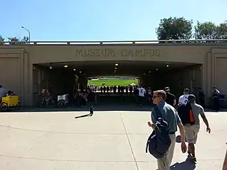 Туннель, проходящий под Лейк-Шор-драйв[англ.] и соединяющий Грант-парк с Музейным кампусом