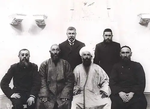 Депутаты-мусульмане II Государственной думы: сидят: Б. Каратаев, М. Нурбердыханов, А. Кариев, Т. Аллабергенов; стоят: М. Шахтахтинский и М. Тукаев