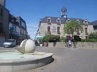 Площадь в центре коммуны