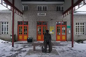 Музей Нымме (бывший ж/д вокзал) и скульптура «Начальник станции» (скульптор Лембит Онтон)
