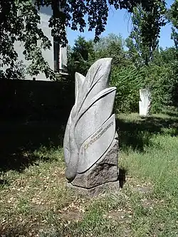 Памятник Фалдзинскому летом