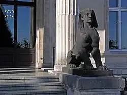 Сфинкс на галерее южного фасада