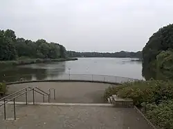 Английский парк и пруд