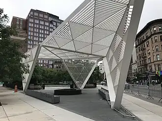 Треугольник Святого Винсента в мемориальном парке жертвам СПИДа в Нью-Йорке