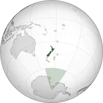 Расположение Новой Зеландии, включая отдалённые острова, Токелау, а также её территориальные претензии в Антарктике
