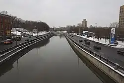 Набережная Академика Туполева — справа, Золоторожская набережная — слева