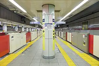 Платформы № 2 и № 3 линии Маруноути