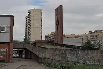 Пандус, стела и блоки центра на Наличной улице