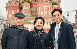 Семья Минн (Южная Корея) – владельцы Nami Island (Остров Нами), спонсоры Международной премии «Золотая медаль Х.К. Андерсена». Минн Вун Ки (Minn Woong Kih) и Ли Кё Ён (Lee Kye Young) и президент Международного конкурса иллюстраций Nami Concours Минн Кён Ву (Minn Kyeoung Woo).