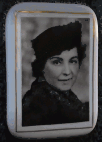 Портретное фото на надгробной плите на кладбище в Праге-Збраславе, Чехия