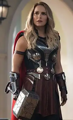 Натали Портман в роли Джейн Фостер / Могучего Тора в фильме «Тор: Любовь и гром» (2022)