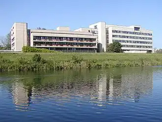 Здание Национального института ревматических заболеваний на берегу Бискупицкого канала.