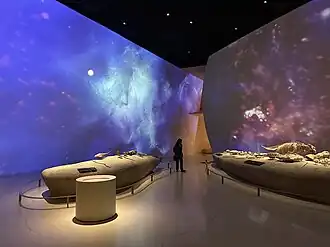 Аудиовизуальные материалы на стене