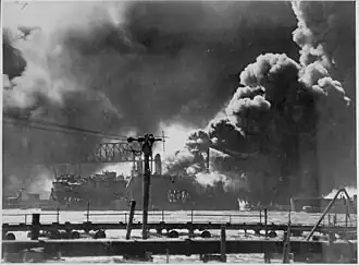 Сразу после атаки. Эсминец «Шоу» внутри дока уже горит, но ещё не взорвался