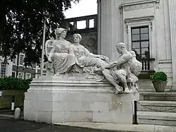 Аллегорическая композиция перед входом в Гламорган-билдинг (ныне одно из зданий Кардифского университета, Кардифф, Уэльс)