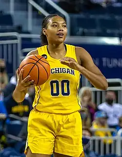 Наз в игре за «Мичиган Вулверинс» против «Окленд Голден Гриззлис» (22 ноября 2021)