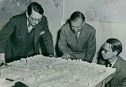 Мэр Ларссон с архитекторами Маркелиусом и Албергом у модели реконструкции Норрмальма, 1946