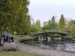 Река в Парке «50-летия Пионерской организации»Скульптура «Медведь»