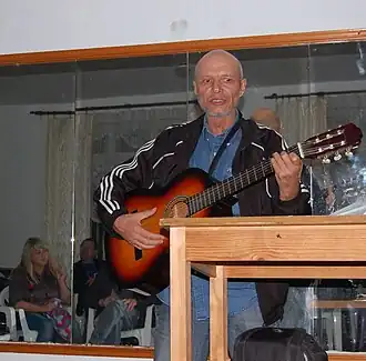 Писатель и музыкант В. Нестеренко на V Боспорском форуме (сентябрь 2013). (В кадре участники Форума В. Черковская и А. Люсый.