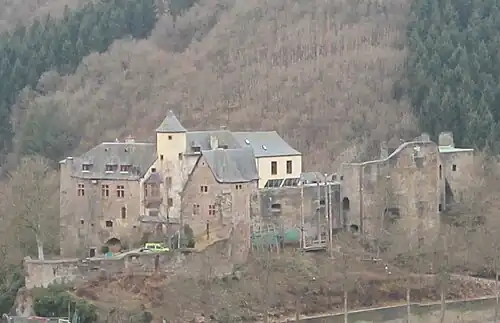 Вид замка с соседнего холма