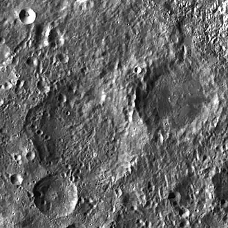 Снимок зонда Lunar Reconnaissance Orbiter. Кратер Неуймин слева, справа кратер Уотермен.