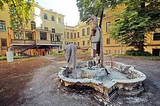 Неработающий фонтан. Видна терраса.