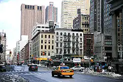 Вид в северном направлении у пересечения с Баркли-стрит