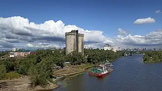 Вид на элеватор со Старого моста через реку Самару, июль 2023 года