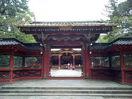 Вид спереди на ворота карамон