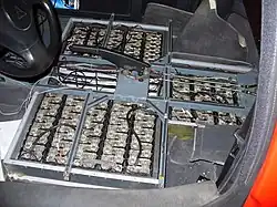 Установленные в нищах 14 NiMH-аккумуляторных батарей