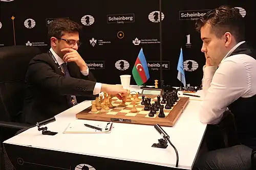 Первая партия 1 игрового дня: Ниджат Абасов — Ян Непомнящий. На доске отказанный ферзевый гамбит